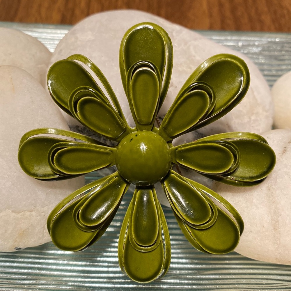 VTG Avocado Green Daisy Brooch